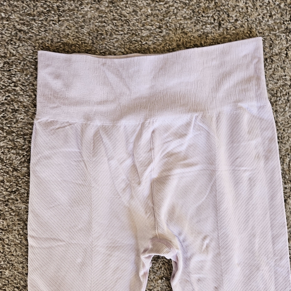 High-Waisted Lavender Workout Leggings - Picture 4 of 5